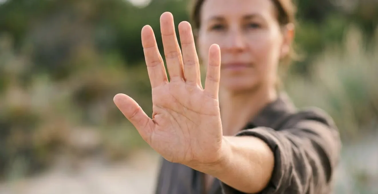 Geste de la main symbolisant le consentement et les limites personnelles