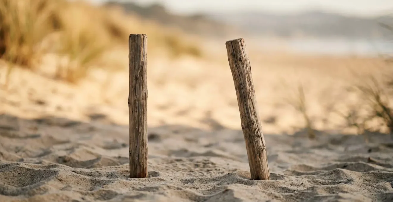 Approche respectueuse et non-confrontationnelle illustrant la communication bienveillante sur une plage naturiste