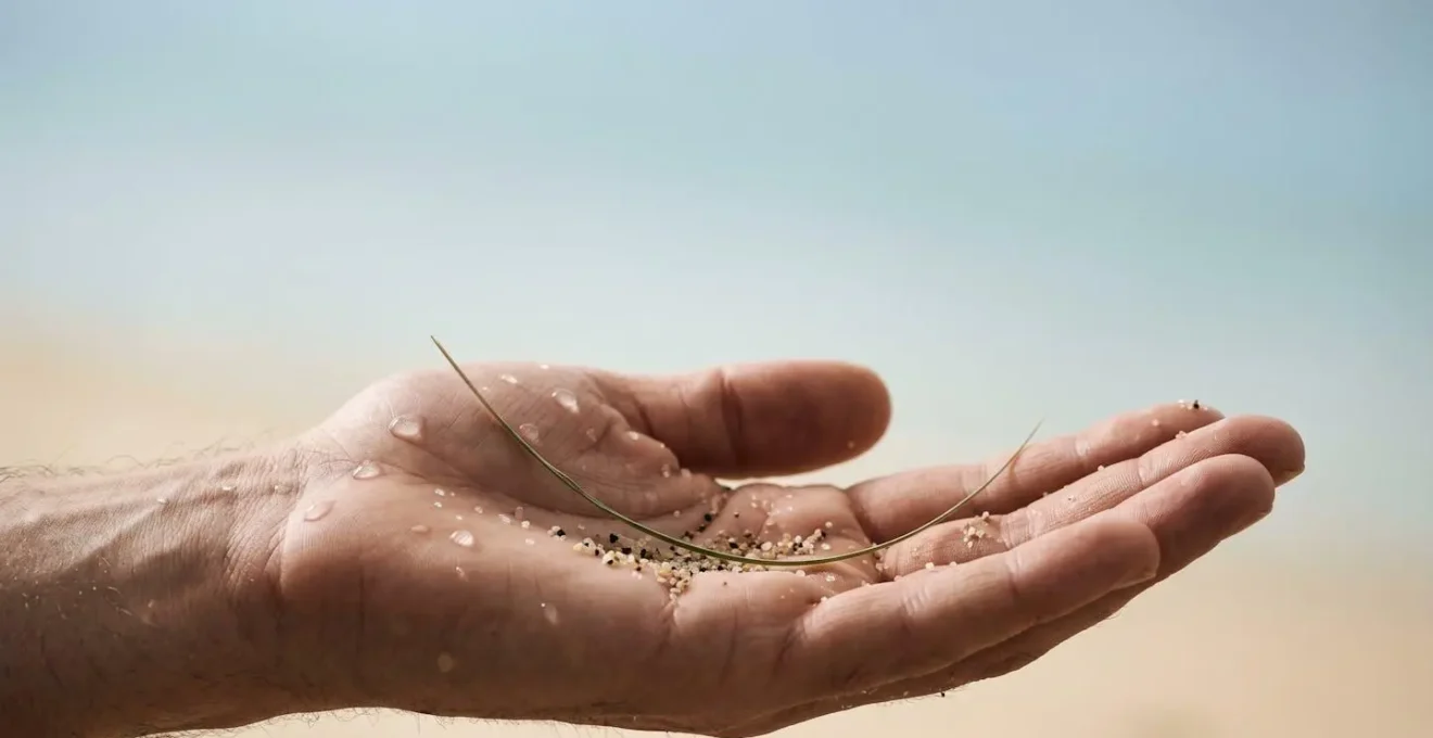 Composition symbolique évoquant le contact direct entre la peau humaine et les éléments naturels dans une atmosphère de communion profonde