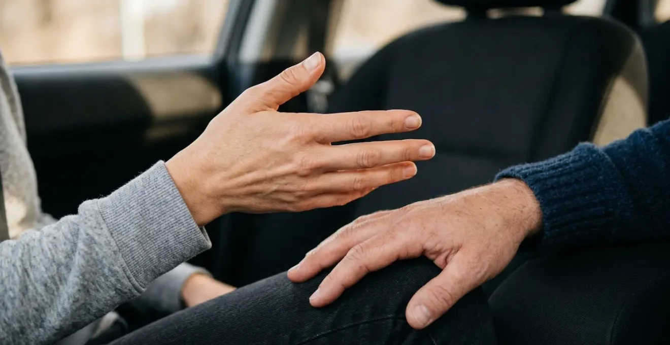 Détails de mains expressives lors d'une conversation chaleureuse pendant un trajet