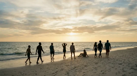 Diversité des silhouettes humaines dans un environnement naturel de plage, représentant l'acceptation corporelle et la liberté