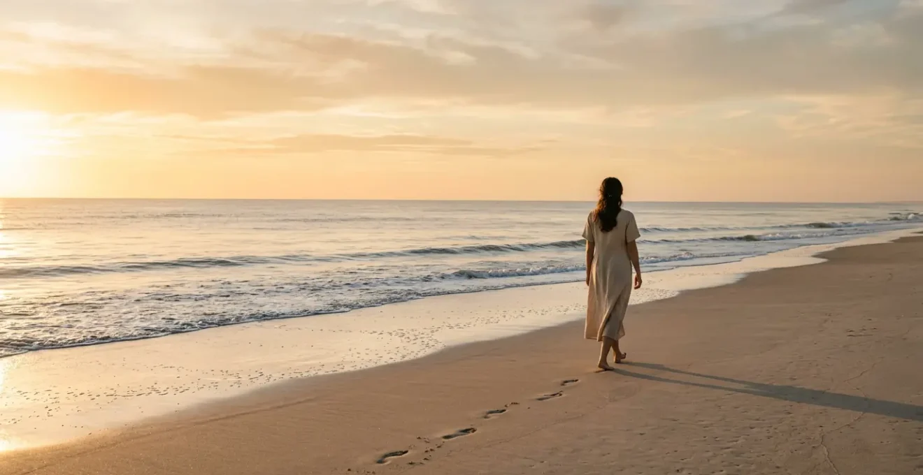 Personne marchant pieds nus sur une plage naturelle au lever du soleil, symbolisant la liberté et l'acceptation de soi