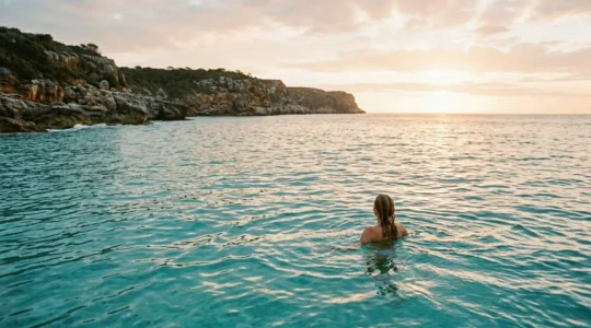 Personne en baignade dans une eau claire et naturelle, sensation de liberté et harmonie avec la nature