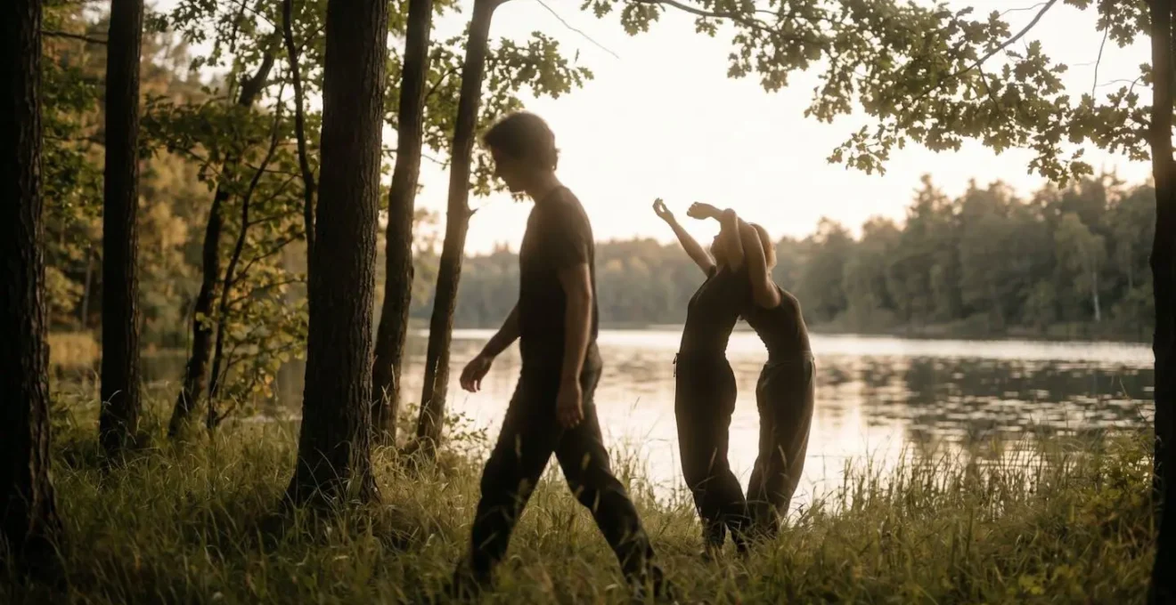 Silhouettes humaines en mouvement dans un environnement naturel, capturant la beauté cinétique des corps en action