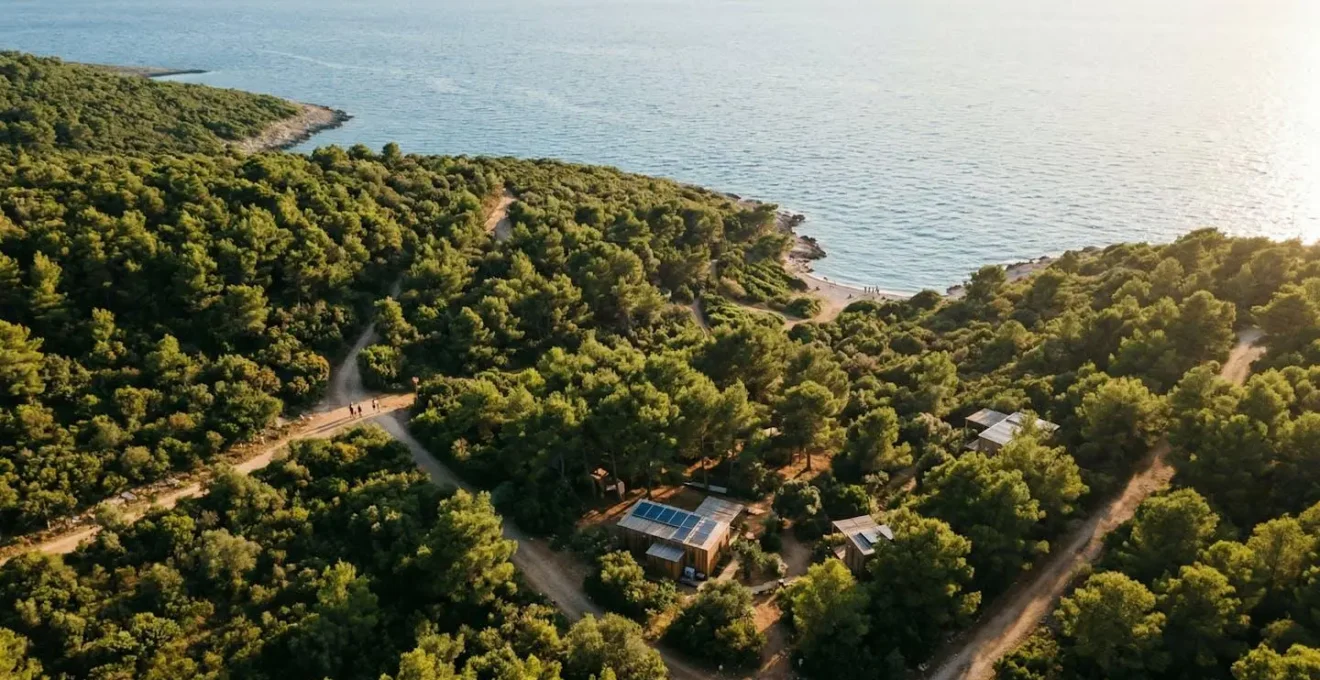 Vue aérienne d'un domaine naturiste préservé avec forêt dense, sentiers naturels et plage sauvage montrant l'harmonie entre activités humaines et protection de l'environnement