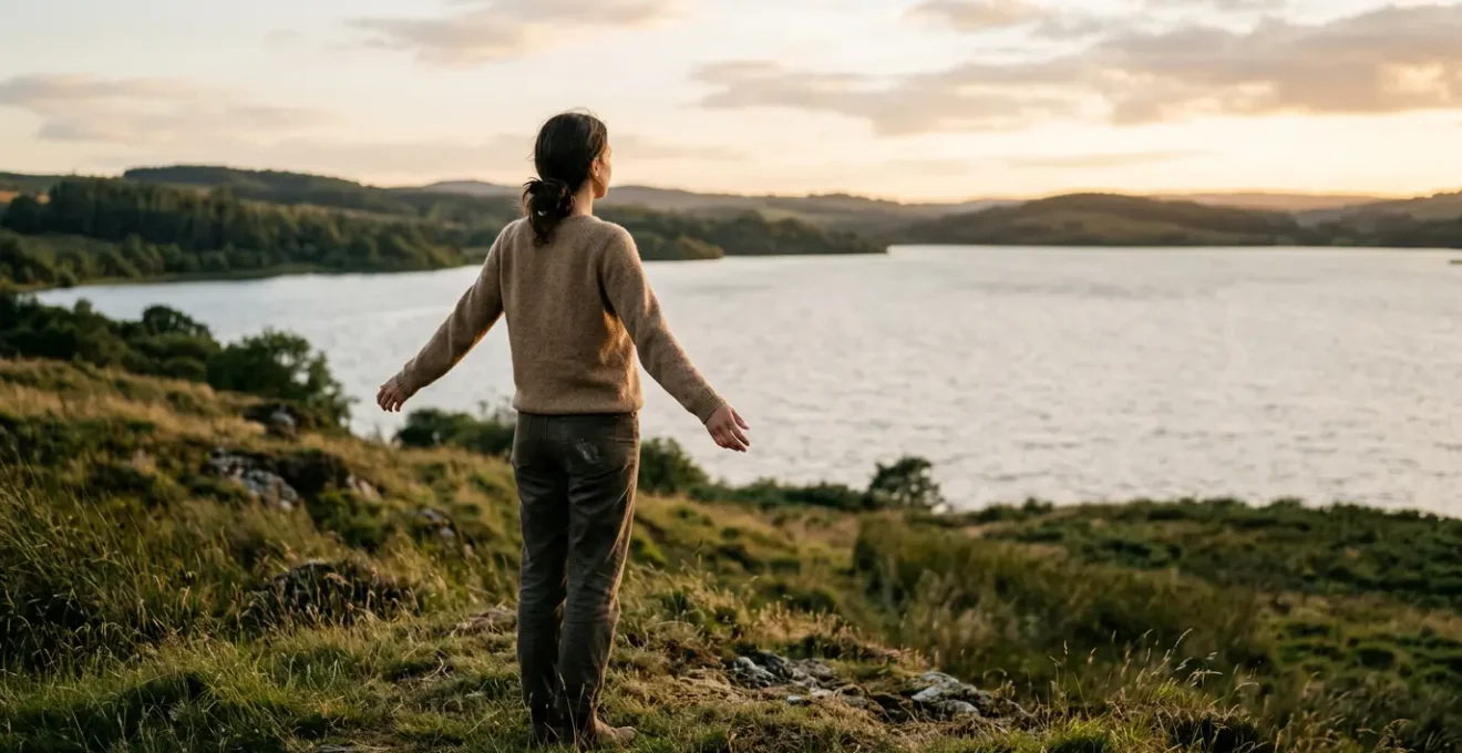 Personne debout dans un environnement naturel ouvert, silhouette en harmonie avec l'espace, exprimant la réconciliation avec son corps après une transformation