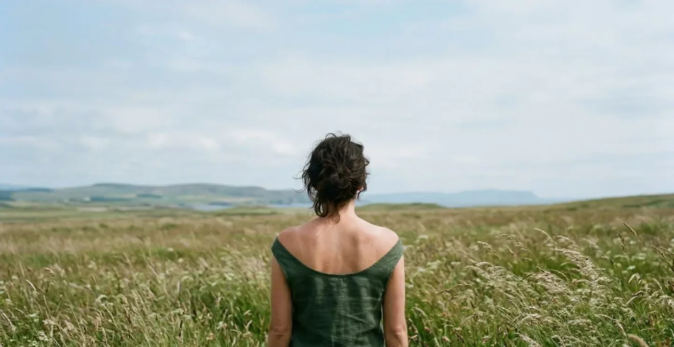 Sensation apaisante de l'air sur la peau nue en contact avec la nature