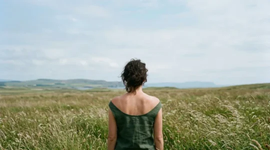 Sensation apaisante de l'air sur la peau nue en contact avec la nature