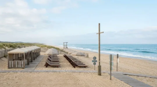 Plage aménagée avec infrastructures de confort et zone de surveillance pour découvrir le naturisme en toute sécurité