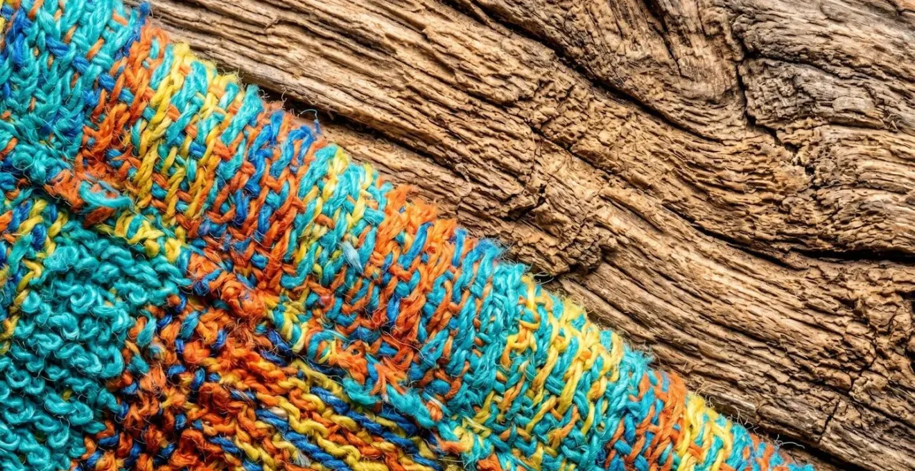 Détail macro d'une texture de serviette de plage colorée sur une surface en bois naturel