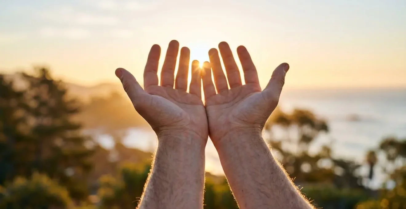 Mains ouvertes vers le ciel au lever du soleil dans un environnement naturel, évoquant la reconnexion avec les cycles naturels