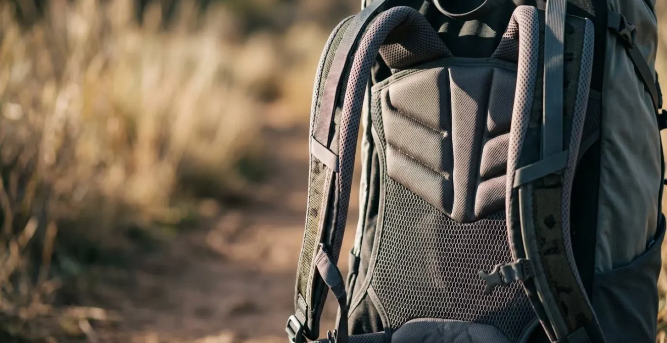Panneau dorsal en maille aérée d'un sac à dos de randonnée technique