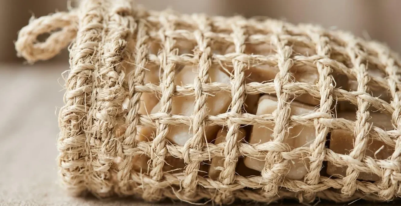 Sachet exfoliant en sisal naturel contenant des fragments de savon artisanal