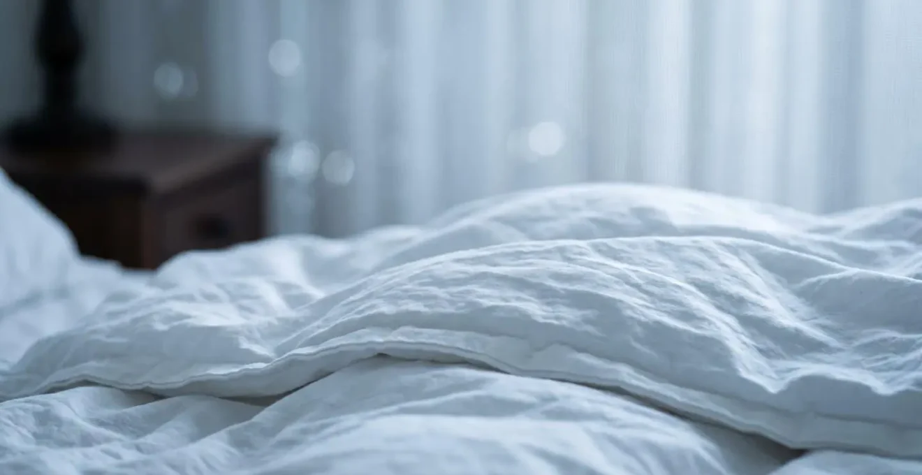 Atmosphère apaisante d'une chambre fraîche favorisant un sommeil réparateur