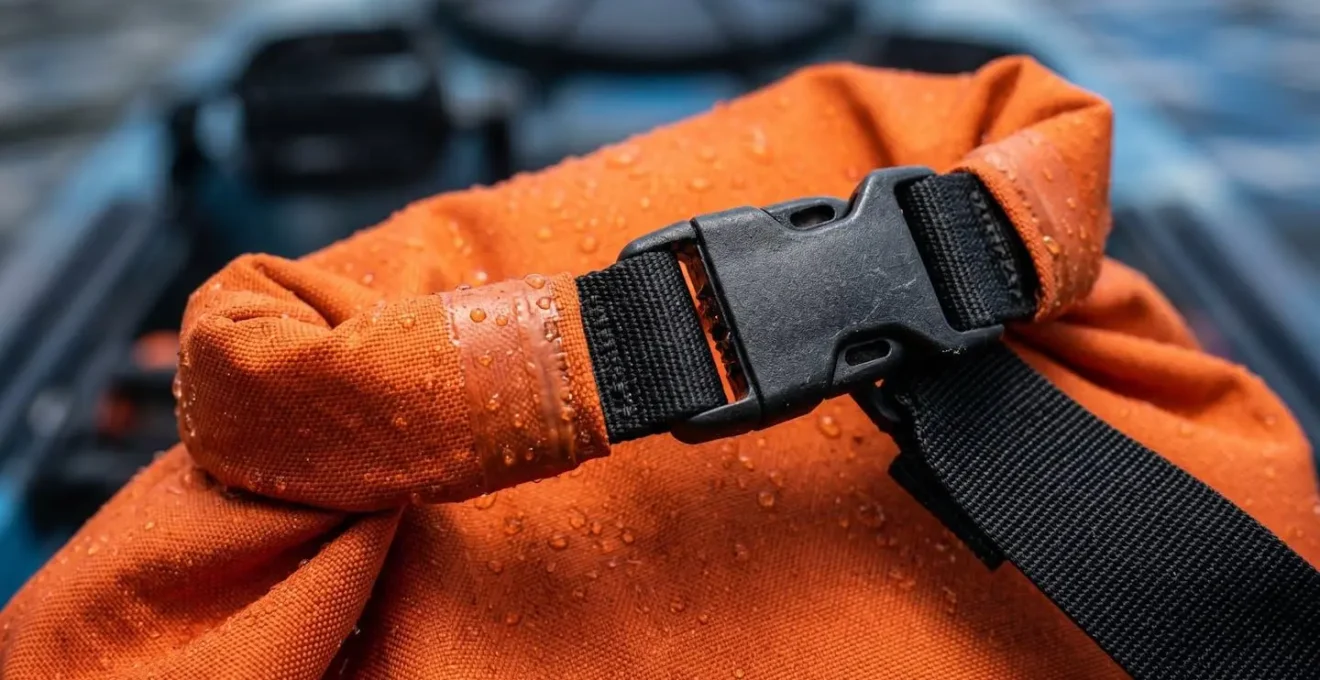 Sacs étanches de différentes tailles organisés par couleur pour le rangement en kayak