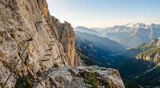Pratique sécuritaire de la via ferrata avec équipement de protection