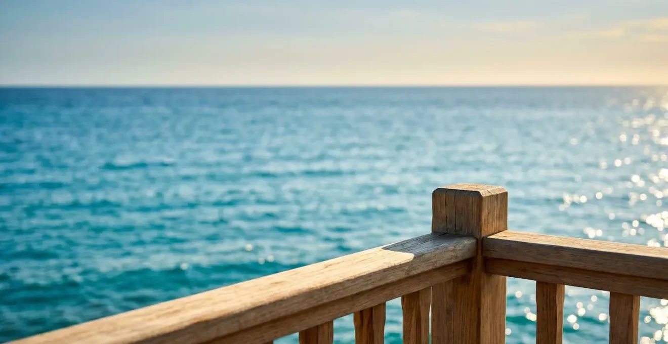 Vue panoramique sur la mer Méditerranée depuis la terrasse privée d'un bungalow naturiste en bord de plage